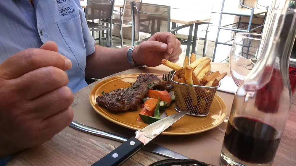 Entrecôte de Bœuf Grillée Frites Et Salade